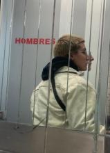 Picture of a white person with bleached hair in profile. The word HOMBRES is visible.