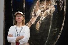 Sabine Herrmann in front of her painting women in the wheel. Photo Klaus  Killisch